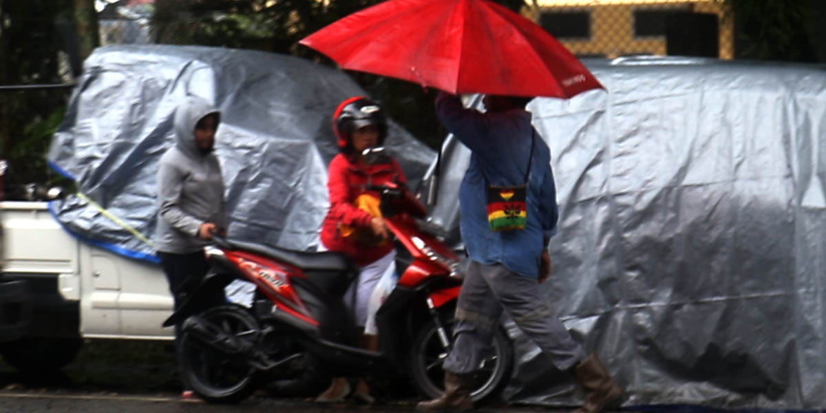 hujan-disertai-kilat-petir-dan-guntur-mewarnai-mimika-september-ini